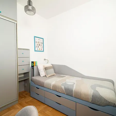 Lk17 Bright 2br With Balcony Apartment