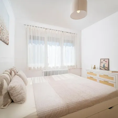 Lk17 Bright 2br With Balcony